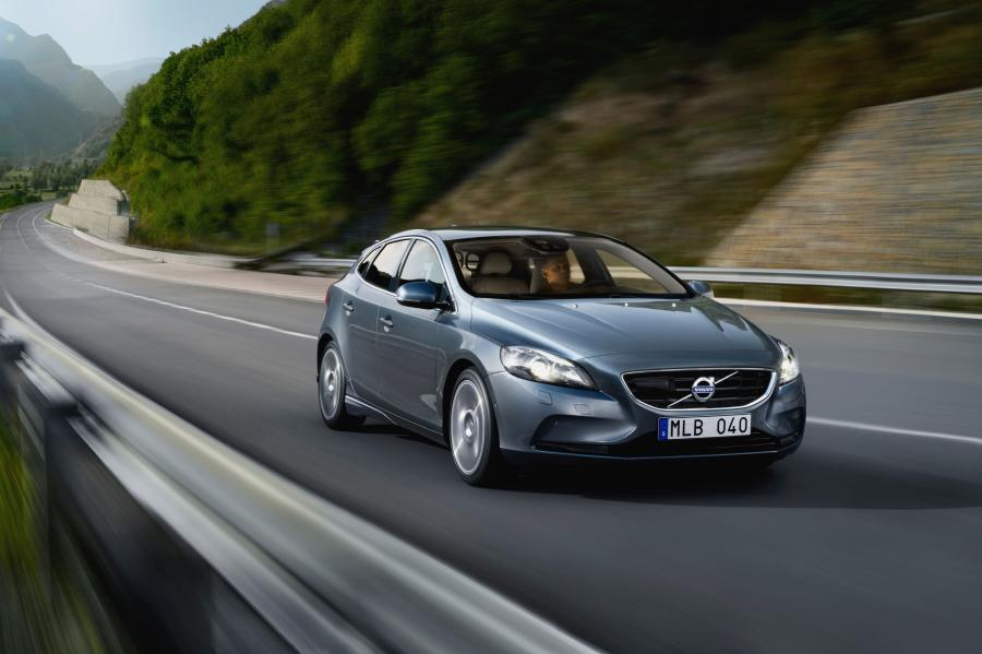  Volvo V40 T4 Momentum 2016 года  (WW) (фото 1 из 18)